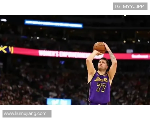 湖人詹姆斯绝杀裁判又抢戏，东契奇差点被开会，两内线候补建功